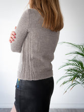 Charger l'image dans la galerie, Pull_baby_alpaga_gris_naturel_feminin_jupe_cuir