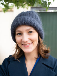 Bonnet louise porté avec ourlet en ardoise