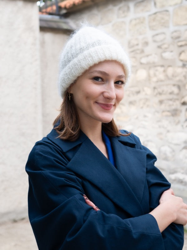 Bonnet Louis en mohair ecru porté avec revers