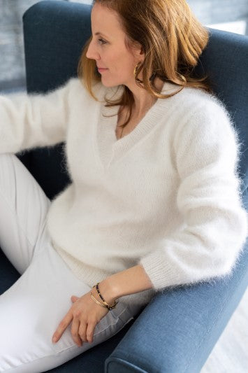 Pull femme en laine angora tricoté main made in France col V Laure